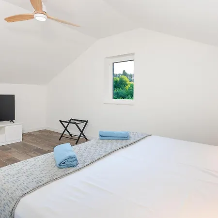 Vakantiehuis Gorgeous In With Kitchen Pašman