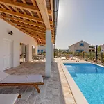 度假居 Awesome Home In Pasman Pašman