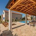 Awesome Home In Pasman Pašman