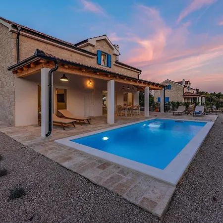 Vakantiehuis Gorgeous In With Kitchen Pašman